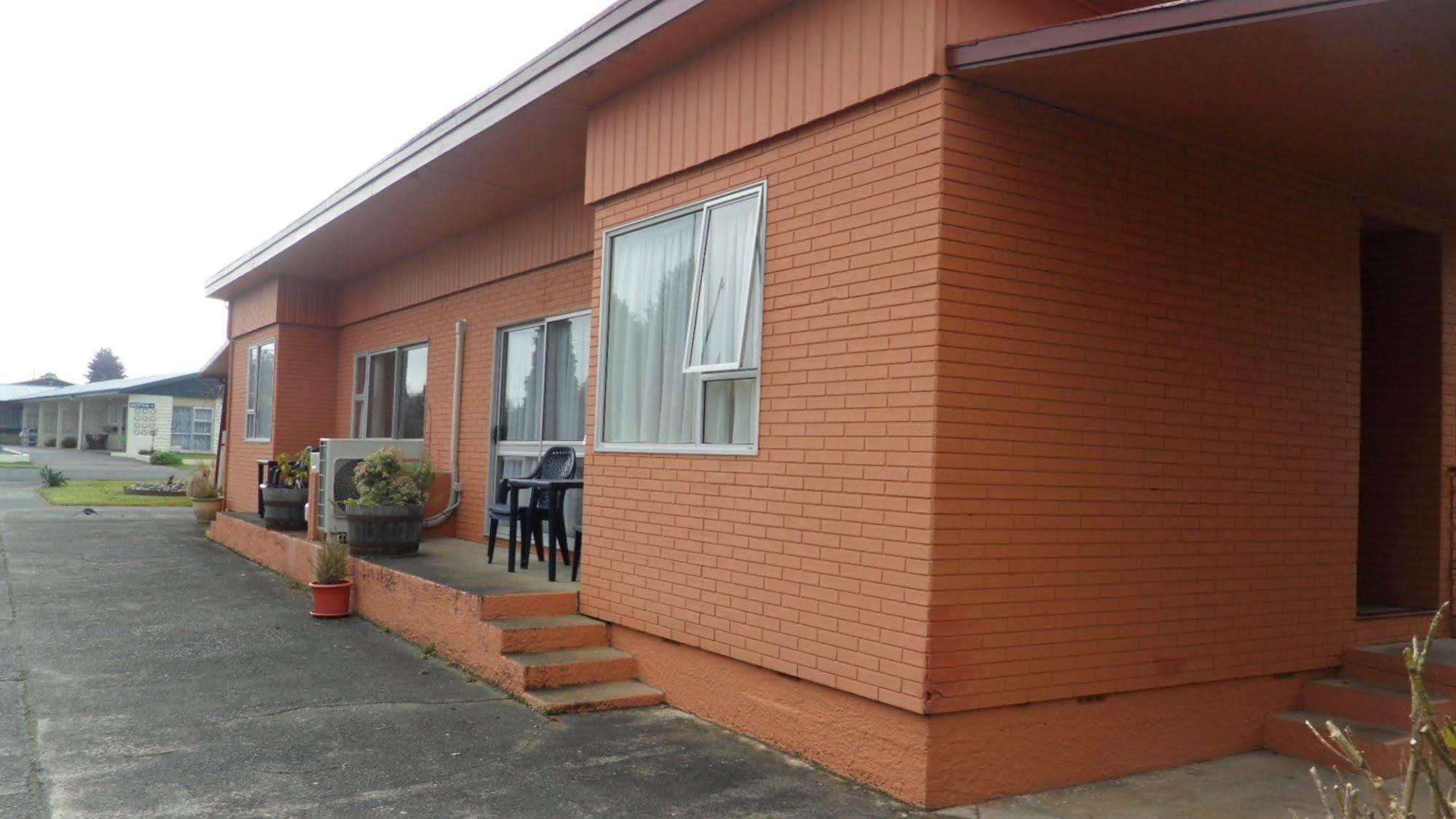 Red Tussock Motel Te Anau Exterior foto