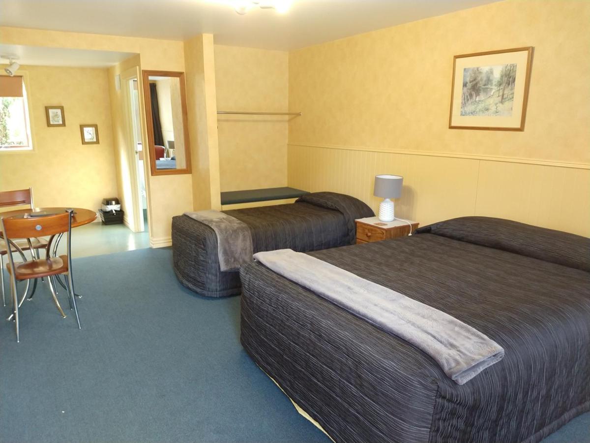 Red Tussock Motel Te Anau Exterior foto